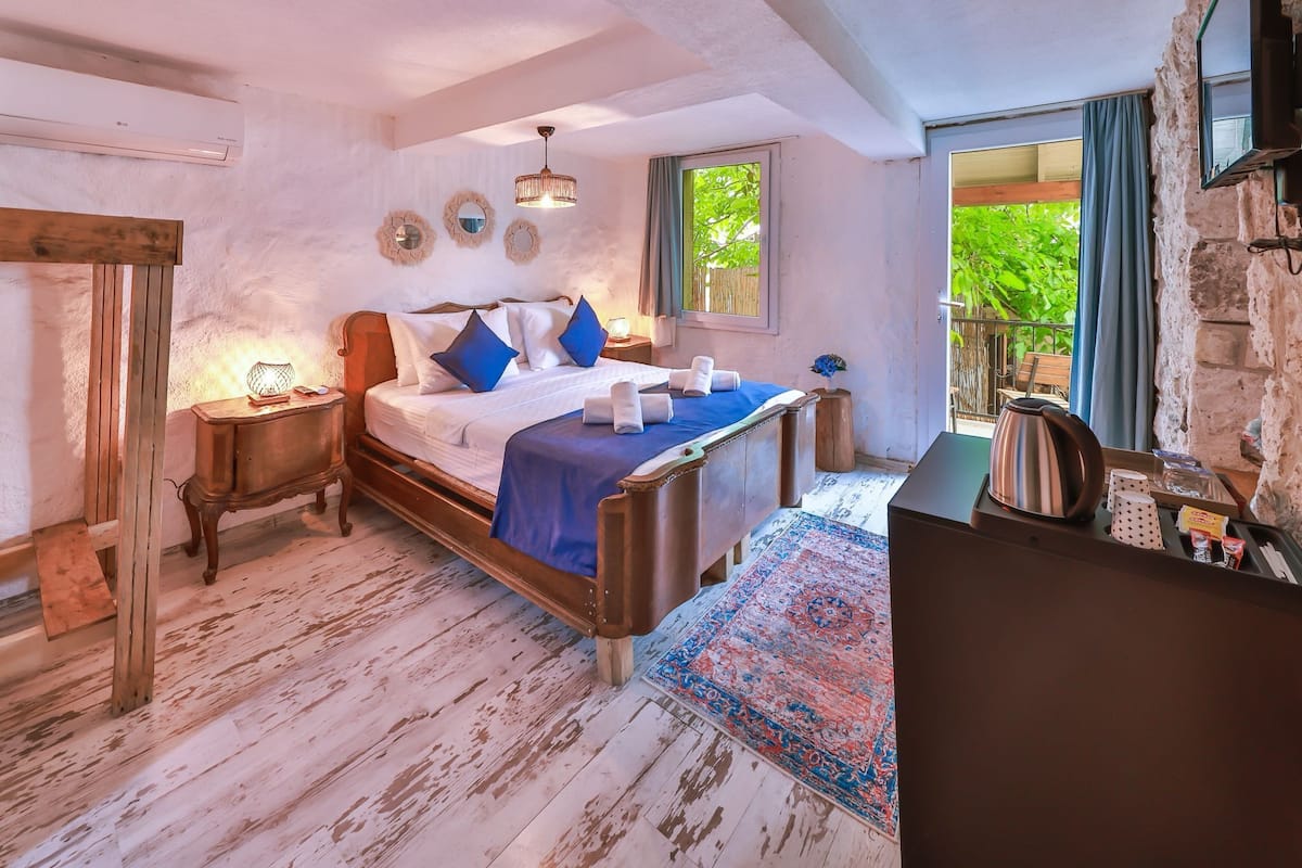 Traditional Double Room, 1 Bedroom, Non Smoking, Balcony | Minibar, free WiFi, bed sheets