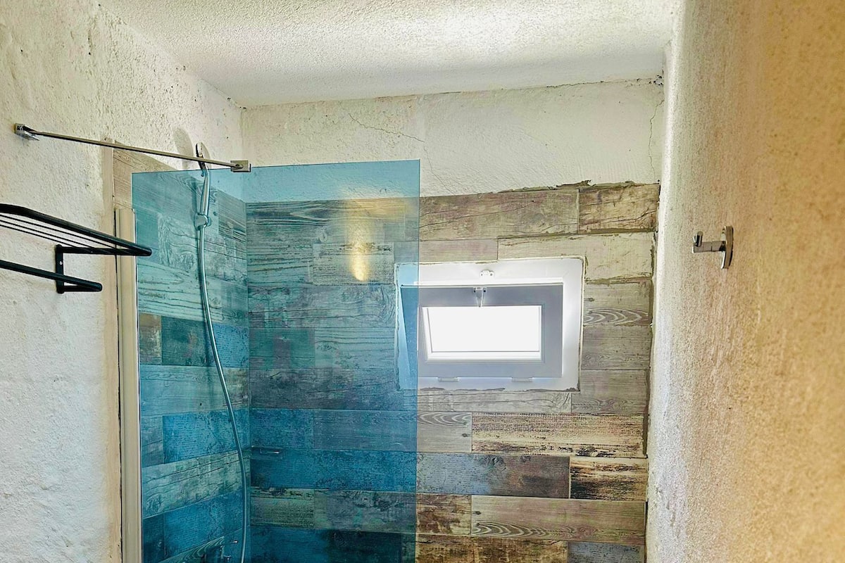 Economy Üç Kişilik Oda, Birden Çok Yatak, Sigara İçilmez | Banyo | Duş, ücretsiz banyo/kozmetik ürünleri, saç kurutma makinesi, terlik