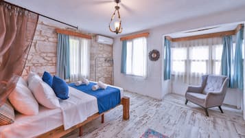 Minibar, free WiFi, bed sheets