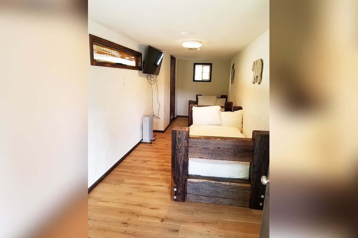 Economy Room, 2 Twin Beds | Iron/ironing board, free WiFi, bed sheets