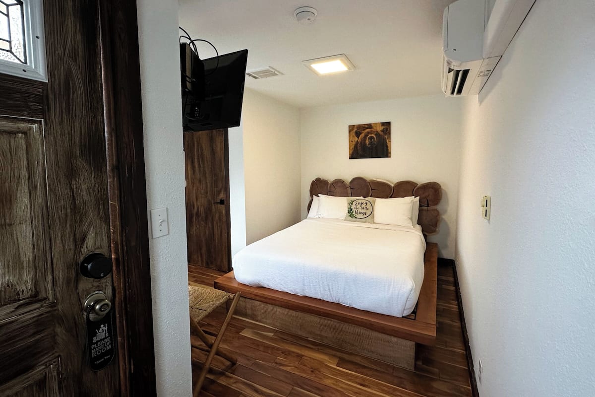 Economy Room, 1 Queen Bed | Iron/ironing board, free WiFi, bed sheets