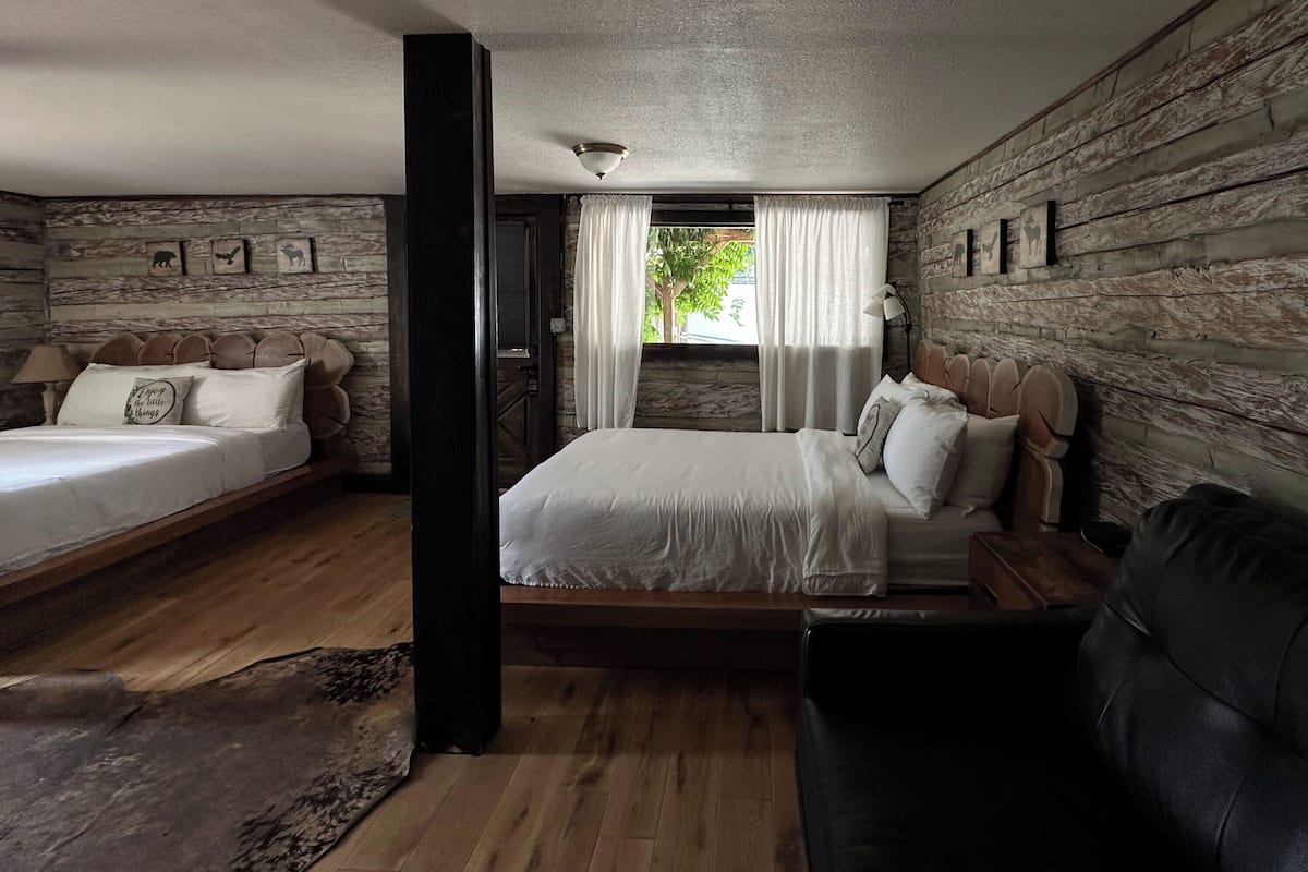 Family Room | Iron/ironing board, free WiFi, bed sheets