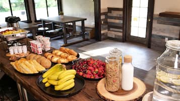 Buffet de l'esmorzar amb diferents aliments, com fruita, pastissos i begudes.
