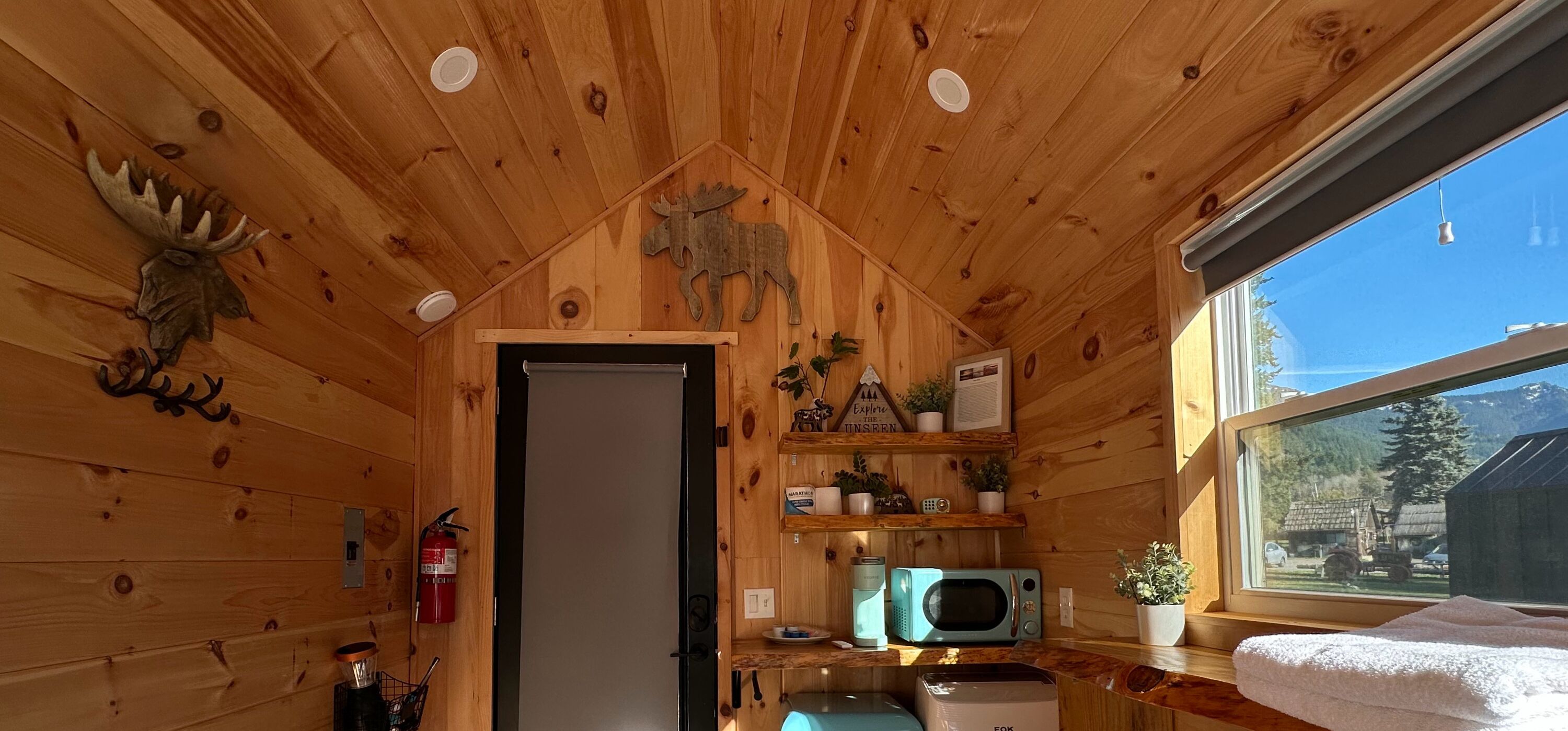 economy cabin, 1 queen bed | iron/ironing board, free wifi, bed sheets