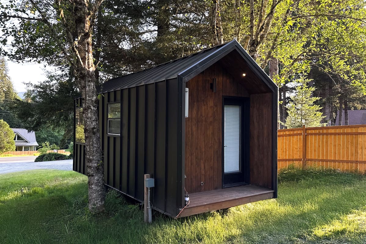Standard Cabin | Iron/ironing board, free WiFi, bed sheets