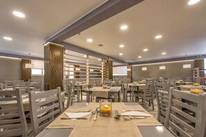 Dining - GOLDEN  SUN  RESORT (zakynthos)