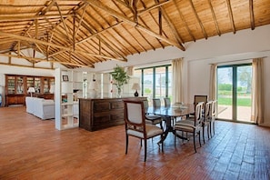 Villa Main House | Vardagsrum | Tv