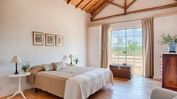 Villa Main House | Escritorio, cortinas opacas, tabla de planchar con plancha