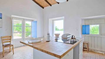 The Peaceful Algarve | Private kitchen | Full-sized fridge, microwave, oven, stovetop