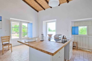 The Peaceful Algarve | Private kitchen | Full-size fridge, microwave, oven, stovetop - Morgado do Quintao (Silves)