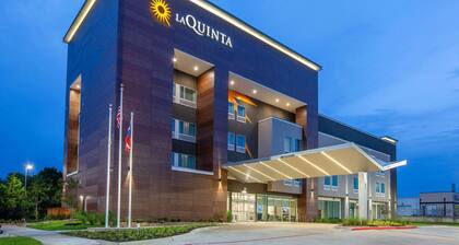 La Quinta Inn & Suites by Wyndham Dallas Duncanville