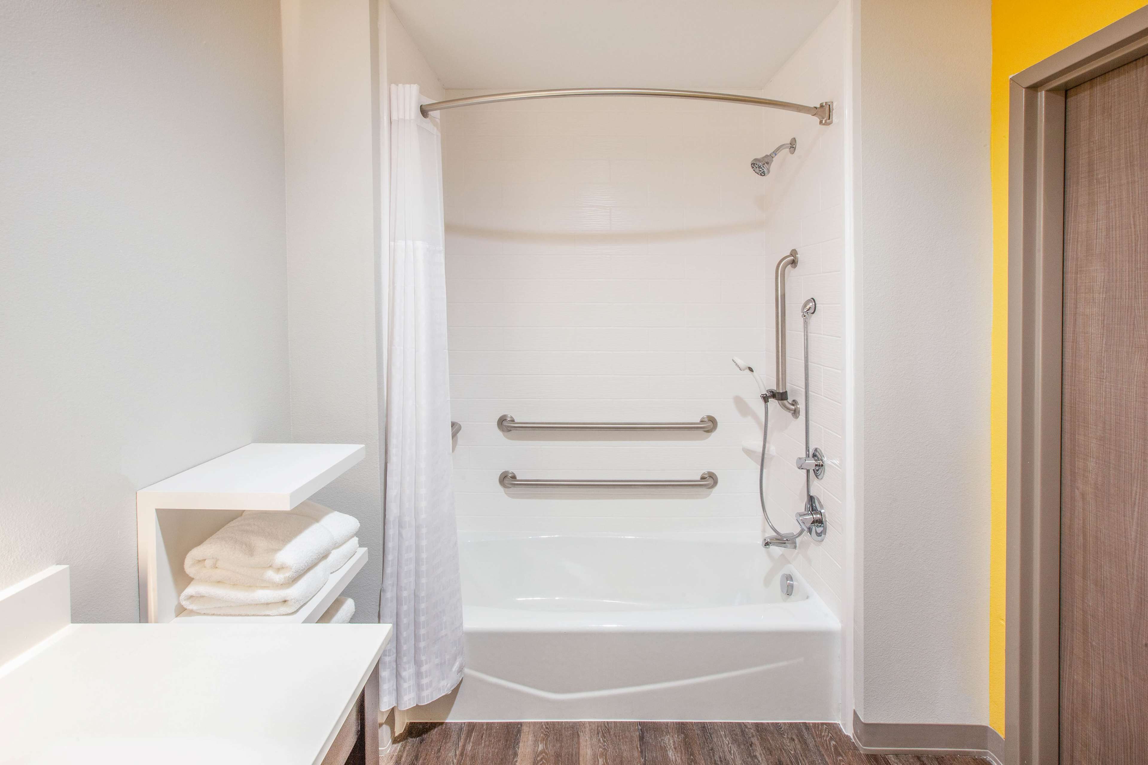 combined shower/bathtub, hair dryer, towels