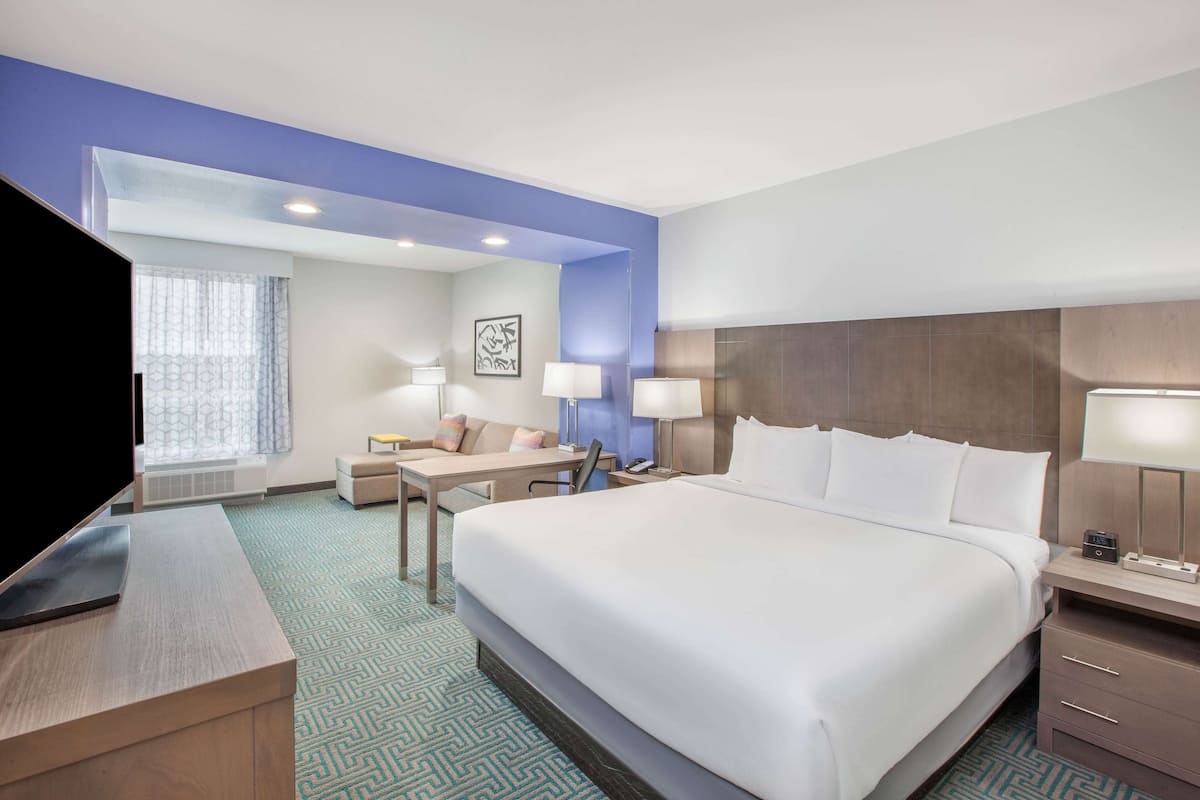Studio Suite Deluxe, 1 giường cỡ king, không hút thuốc | Bộ đồ giường cao cấp, bàn, khu vực làm việc phù hợp cho laptop