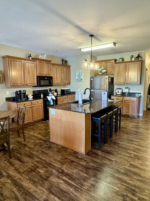 Condo, 3 Bedrooms | Private kitchen