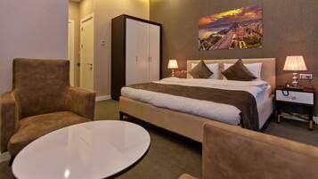 Standaard tweepersoonskamer, 1 kingsize bed | Luxe beddengoed, donzen dekbedden, een minibar, een kluis op de kamer