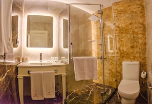 Standaard tweepersoonskamer, 1 kingsize bed | Badkamer | Een douche, een regendouche, gratis toiletartikelen, een haardroger