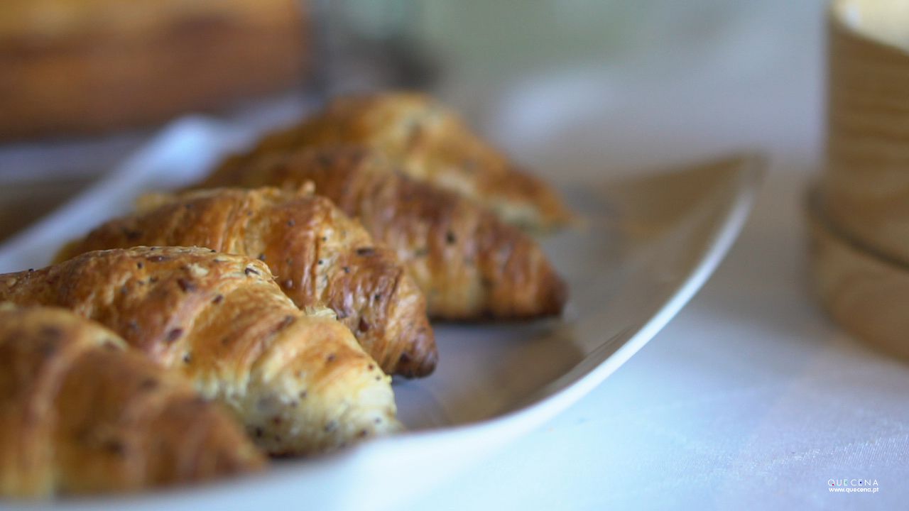 Een bord croissants op een wit oppervlak.