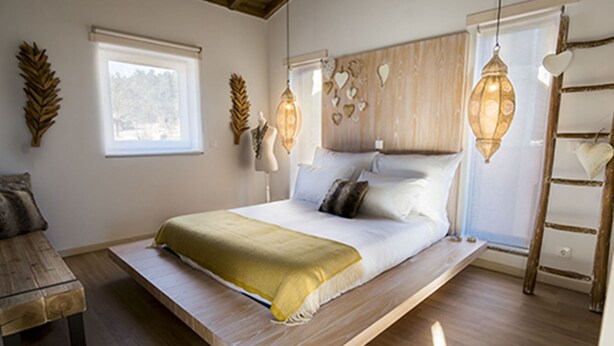 A bedroom with a bed, wooden floor, a bench, and a ladder. - Moinho da Lapa (Sernancelhe)