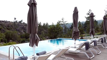 Piscine extérieure, parasols de plage, chaises longues