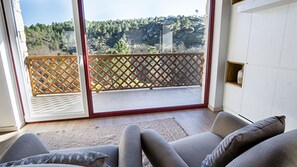 Lägenhet - 1 sovrum (Ground Floor) | Vardagsrum | Platt-tv och eldstad