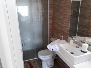 Comfort Apartment, 2 Bedrooms, Kitchen, Executive Level | Bathroom | Shower, free toiletries, towels - Apart Verdemar Pajuçara (Maceió)