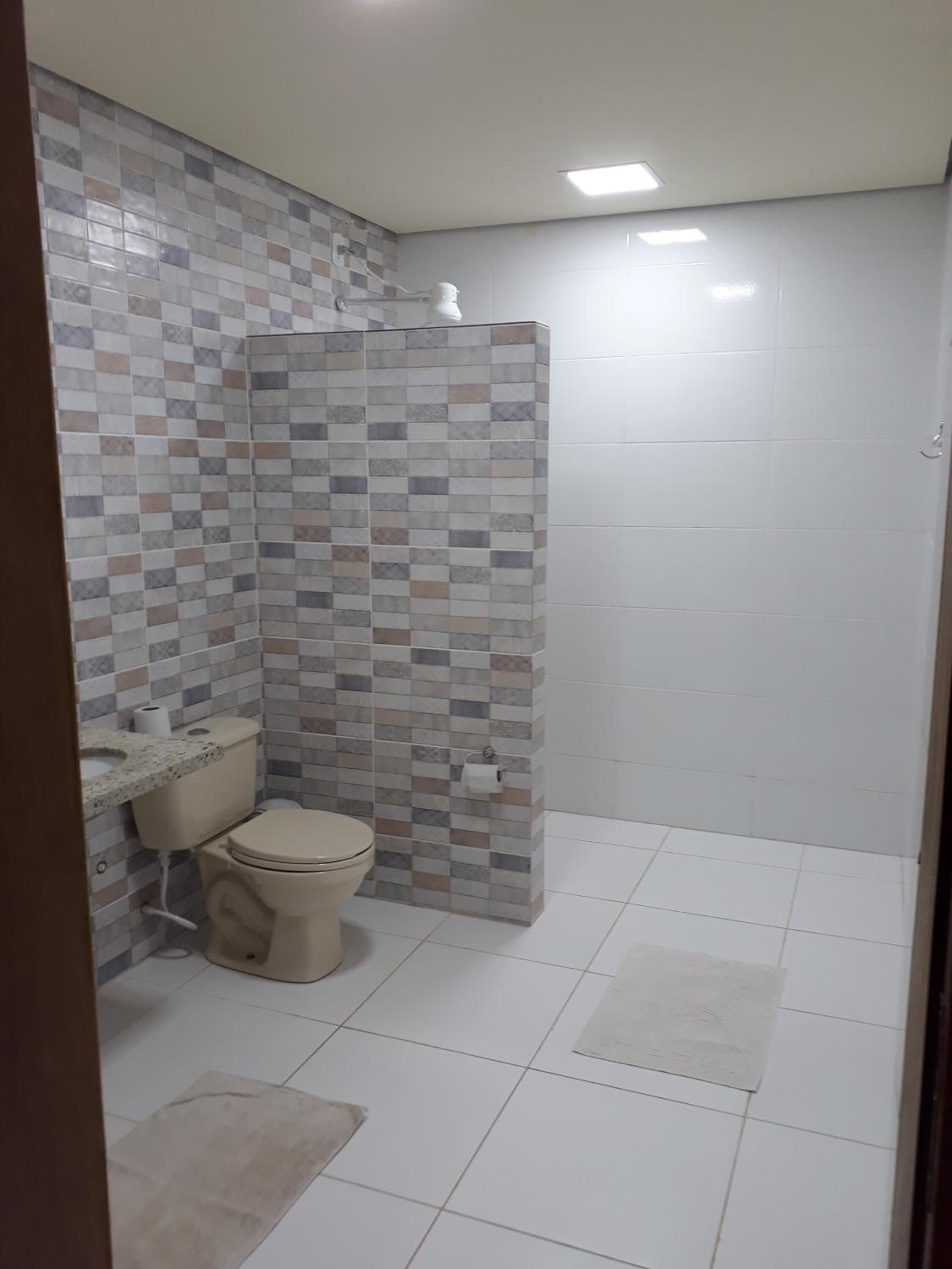 shower, free toiletries