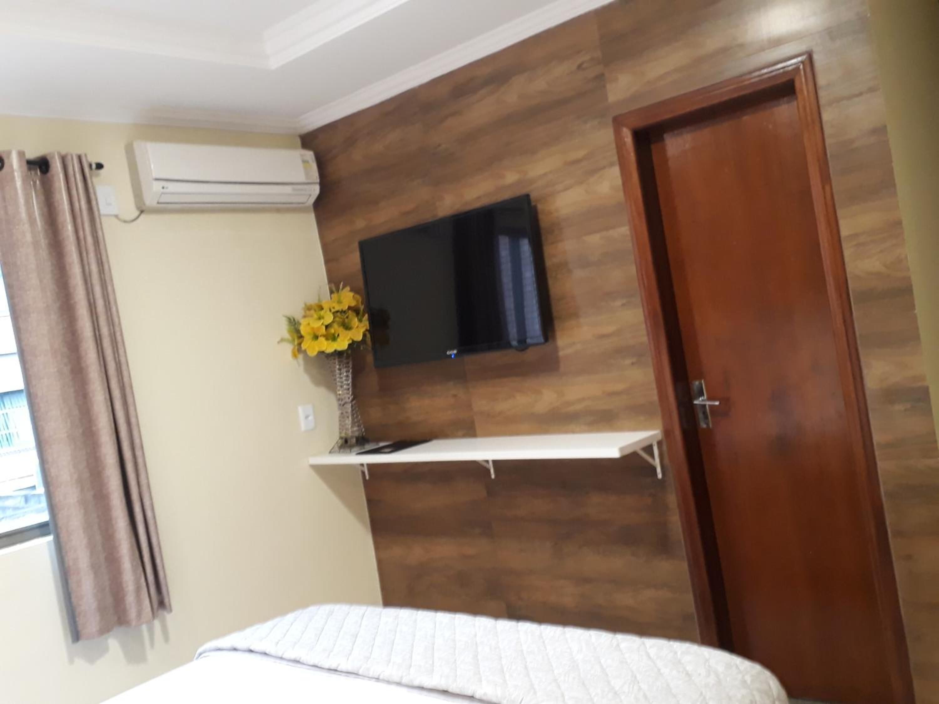 1 slaapkamer, een kluis op de kamer, een bureau