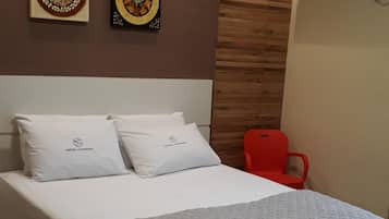 1 quarto, cofres nos quartos, escrivaninha, cortinas blackout