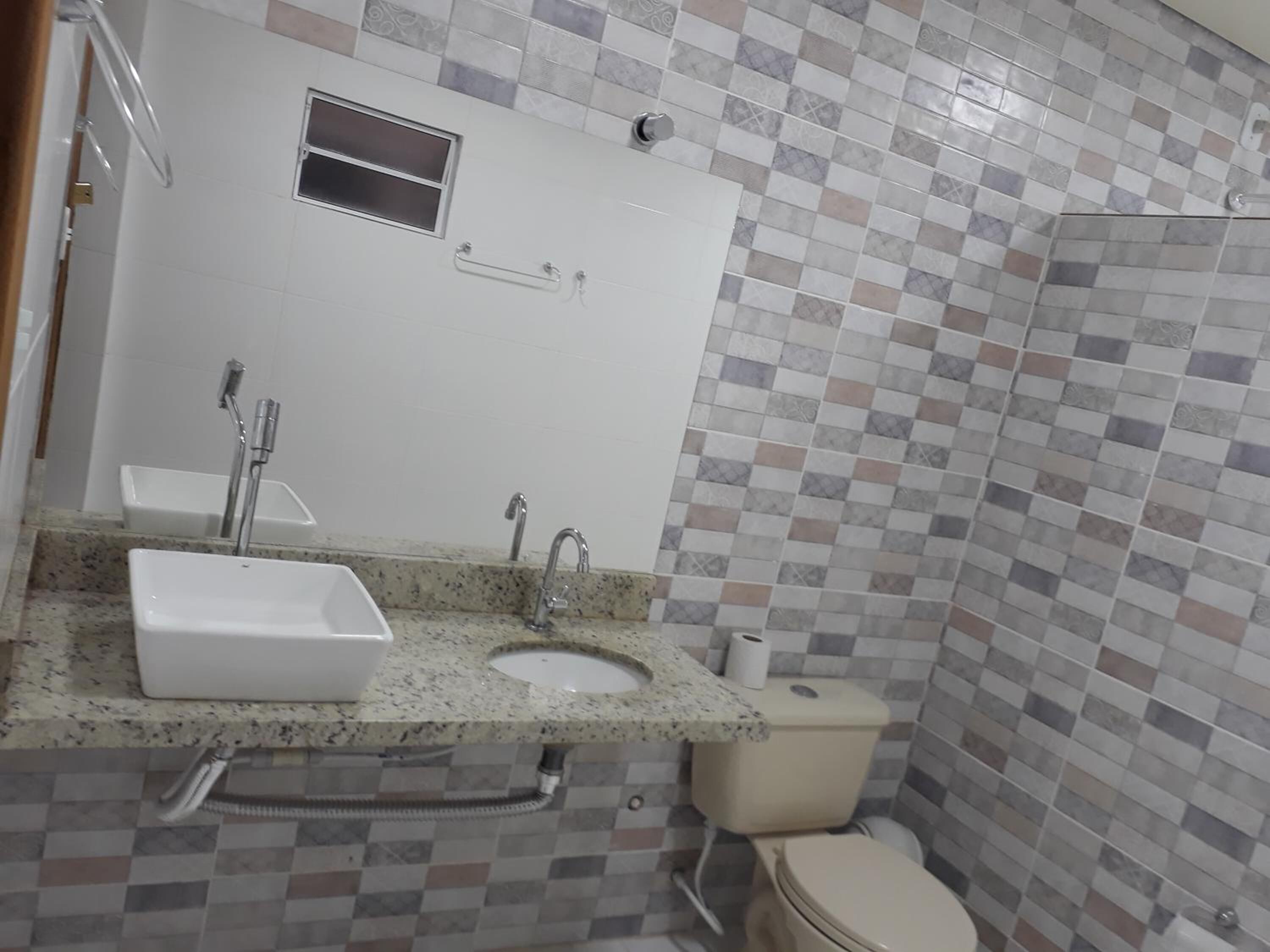 shower, free toiletries