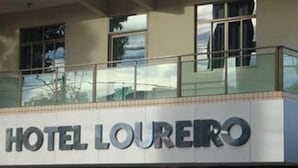 A building with a sign that reads "HOTEL LOURERO". - Hotel Loureiro (Rio Branco)