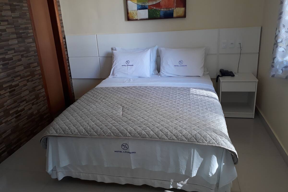Single Room | 1 bedroom, in-room safe, desk, blackout drapes