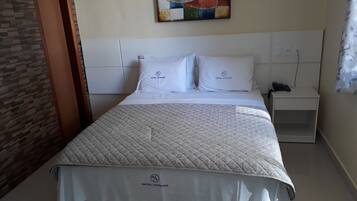 1 habitación, caja de seguridad en la habitación y escritorio