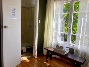 Standard-Doppel- oder -Zweibettzimmer, eigenes Bad | Hochwertige Bettwaren, individuell dekoriert, Bügeleisen/Bügelbrett