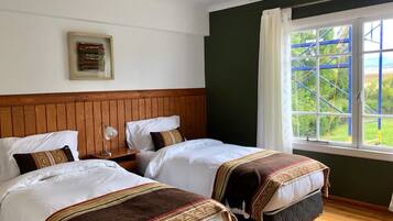 Standaard kamer, 1 twee- of 2 eenpersoonsbedden, privébadkamer | Luxe beddengoed, een strijkplank/strijkijzer, gratis wifi, beddengoed