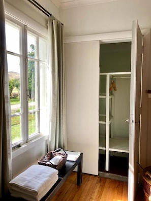 Basic-Einzelzimmer, 2 Einzelbetten | 1 Schlafzimmer, hochwertige Bettwaren, Bügeleisen/Bügelbrett