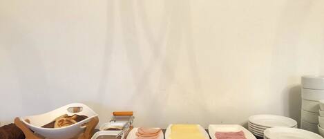 Un buffet proposant une variété de plats et des plats de service étiquetés.