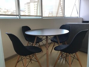 Frigorífic, microones, forn i cafetera i tetera 