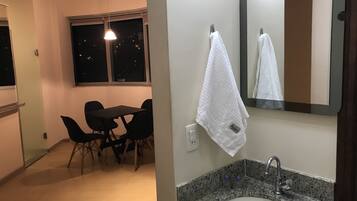 Apartamento standard, acessível | Sala de estar | Smart TV