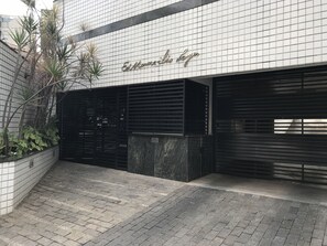 Ein Gebäude mit einer Kachelfassade und einem Schild, auf dem 