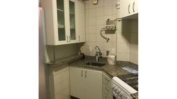 Geladeira, micro-ondas, fogão, cafeteira/chaleira