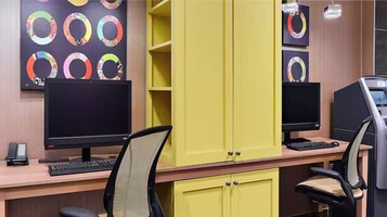 Un espacio de trabajo con dos monitores de ordenador, un teclado y una silla.