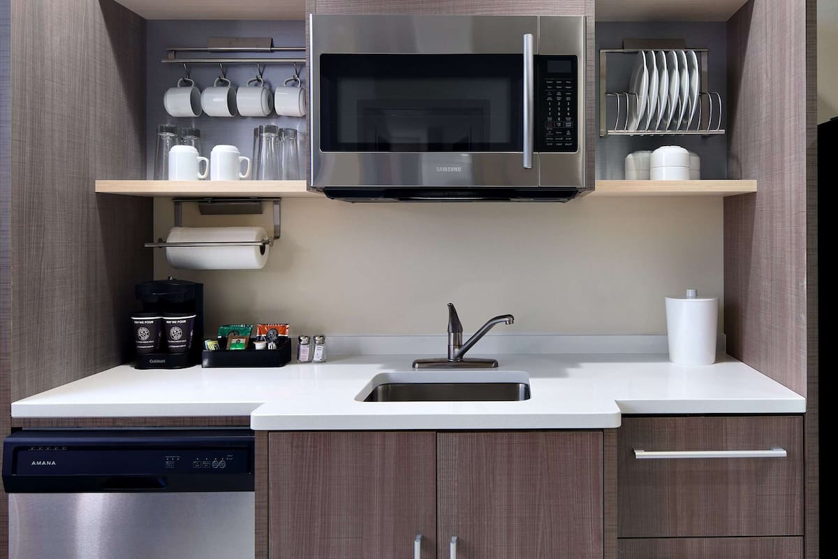 Mesin pembuat kopi/teh, lemari es, microwave, dan kompor