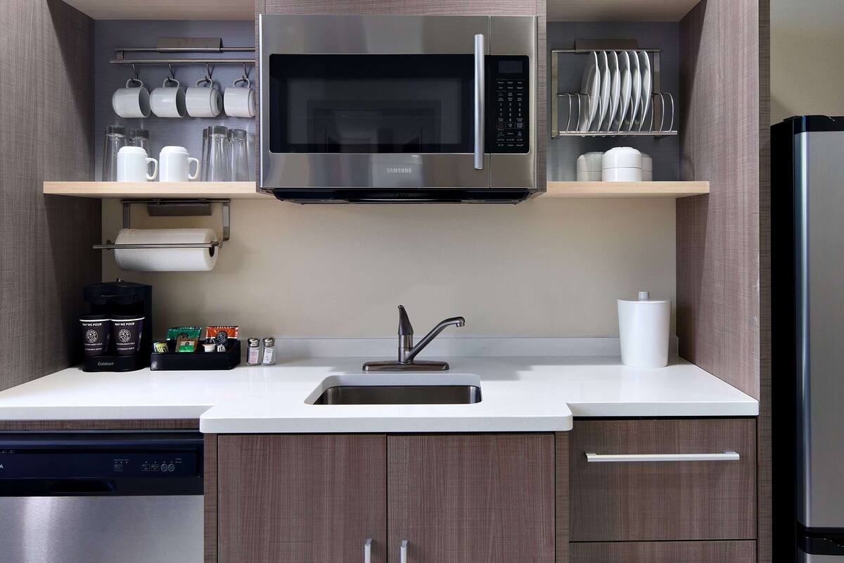 fridge, microwave, stovetop, dishwasher