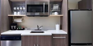 Réfrigérateur, micro-ondes, plaque de cuisson, lave-vaisselle