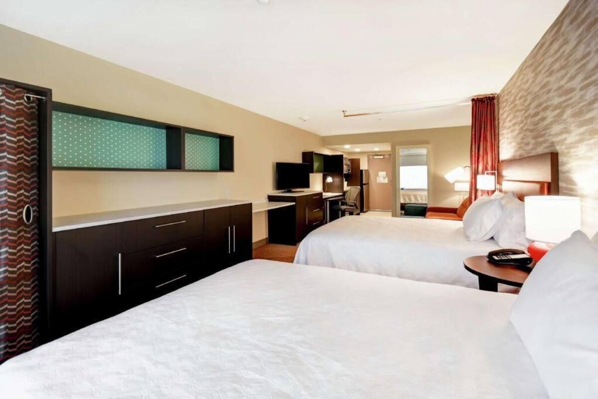 Desk, laptop workspace, iron/ironing board, free WiFi