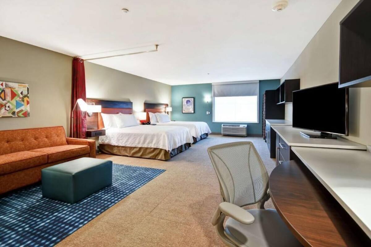 Desk, laptop workspace, iron/ironing board, free WiFi