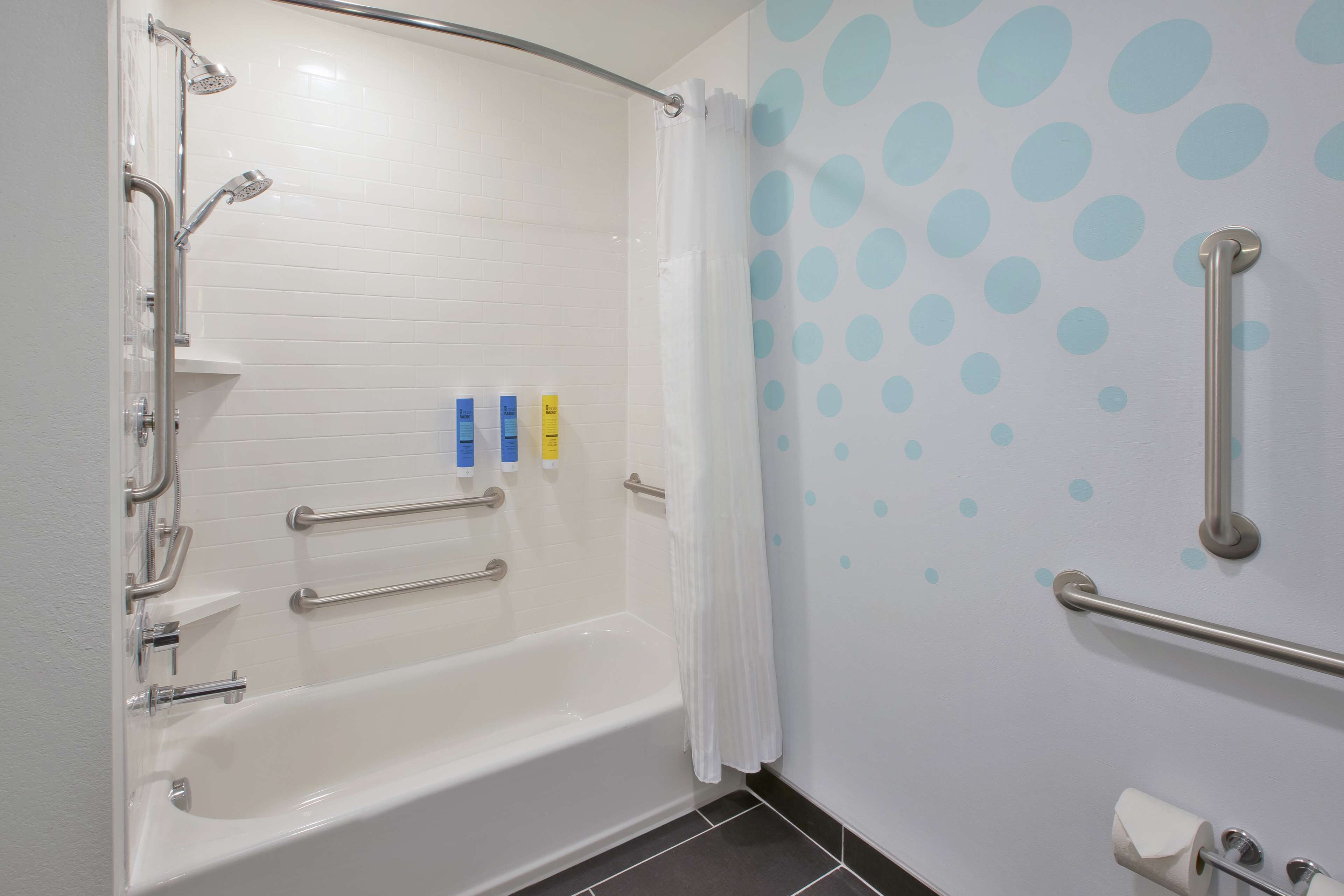 combined shower/bathtub, free toiletries, hair dryer, towels