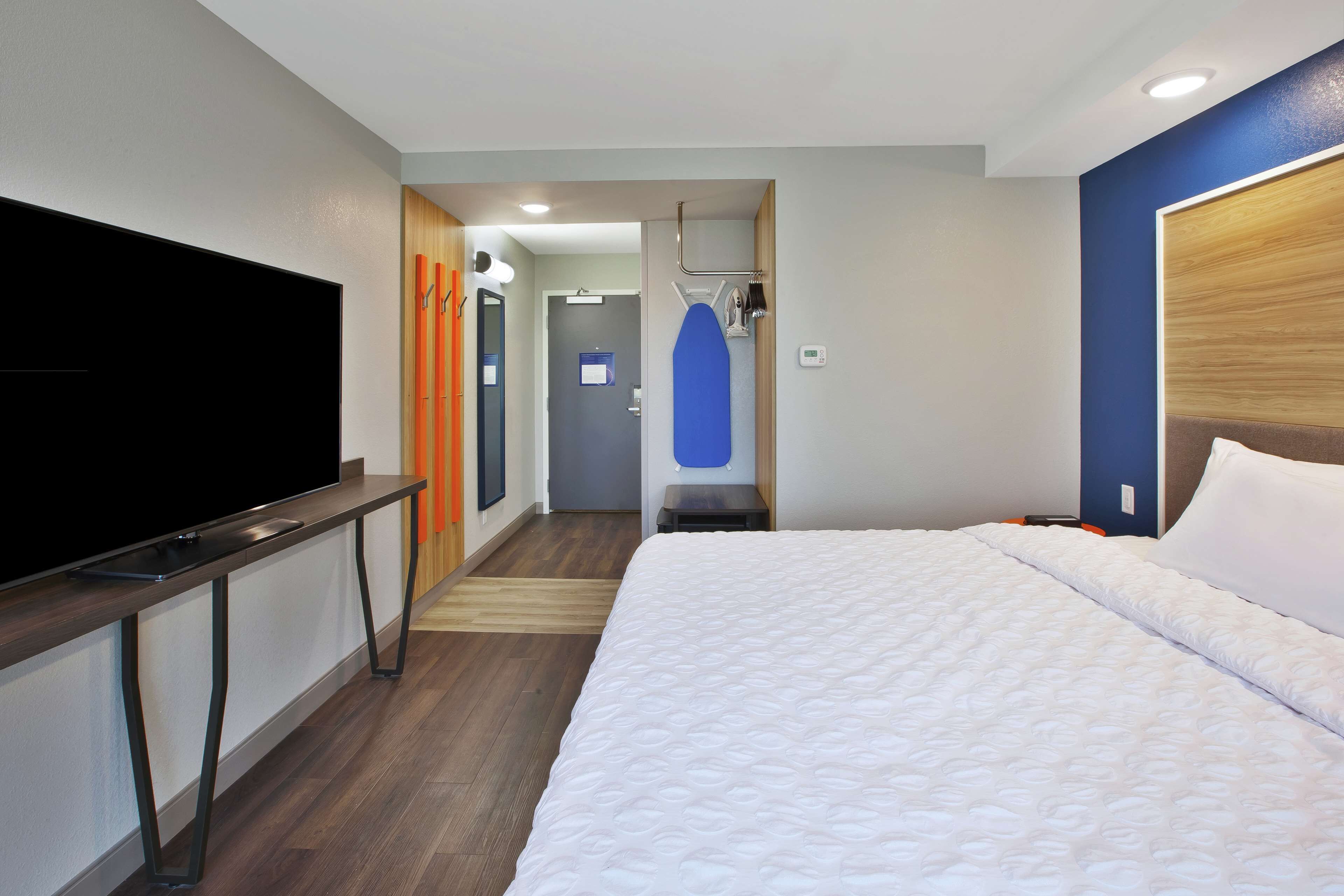 room, 1 king bed | desk, laptop workspace, iron/ironing board, free cots/infant beds