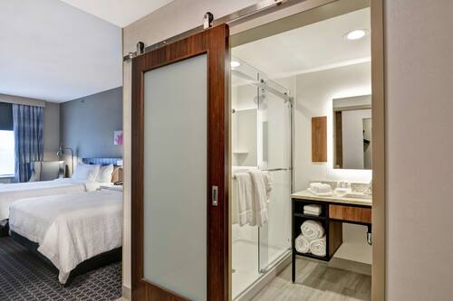 Chambre, 2 grands lits, non-fumeurs (Drinks-Snacks) | Salle de bain | Douche à « effet pluie », articles de toilette gratuits, sèche-cheveux