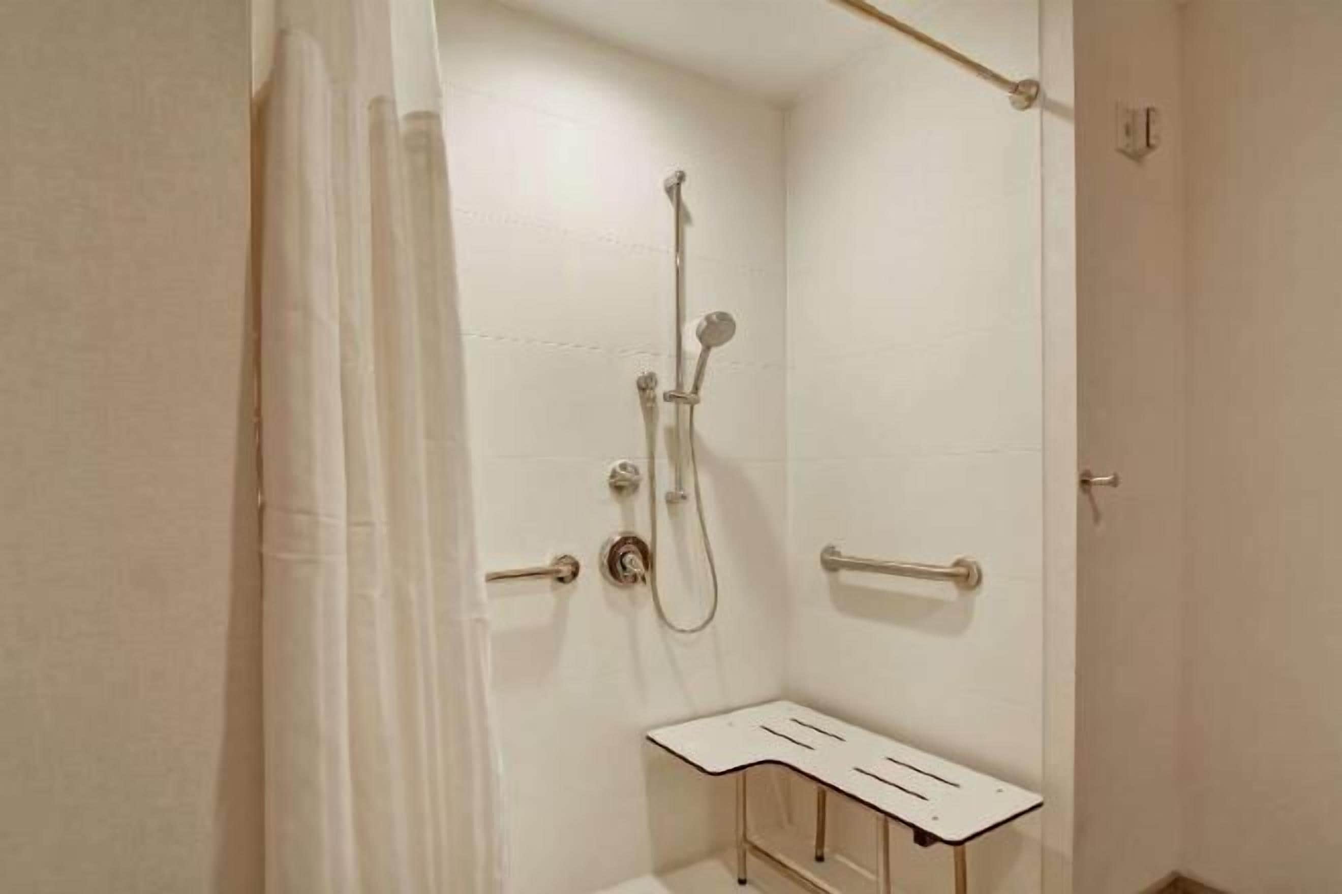 Baño | Regadera tipo lluvia, amenidades de baño gratuitas, secadora de cabello 